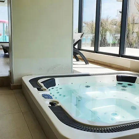 Crystal Bay 11 - Pool & شقة Năvodari